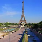 Nid Douillet A Proximite De La Tour Eiffel