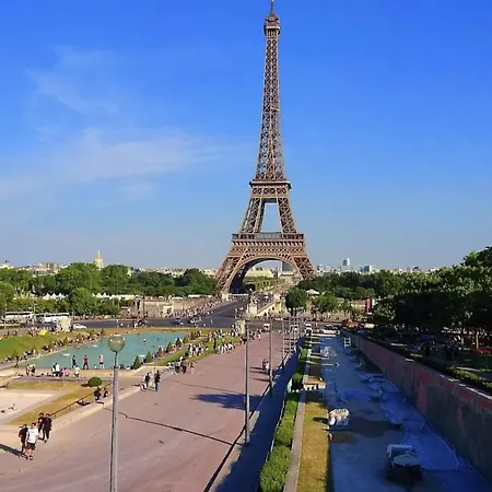 Nid Douillet A Proximite De La Tour Eiffel Paris